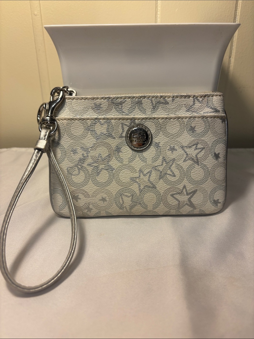 EUC Coach Waverly Signature Op Art Star Print Wristlet